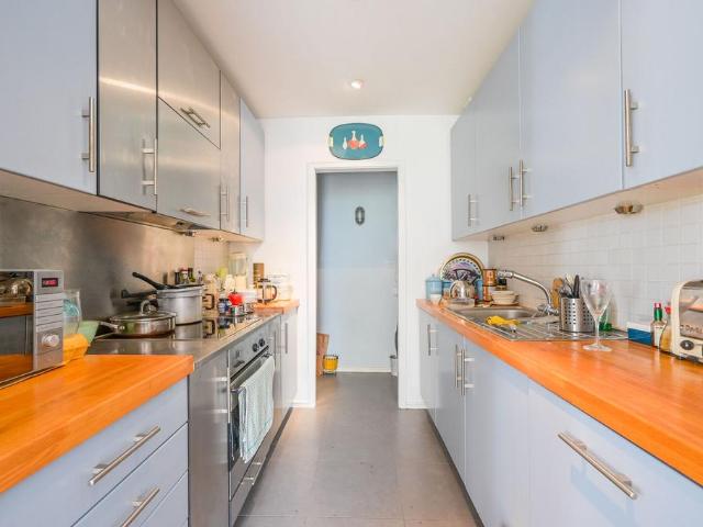 Flat for sale in Blackwall, Greater London