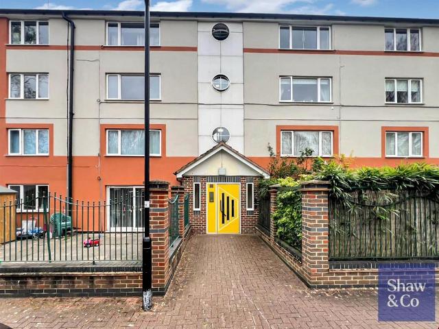 Flat for sale in London Borough of Hounslow, Greater London