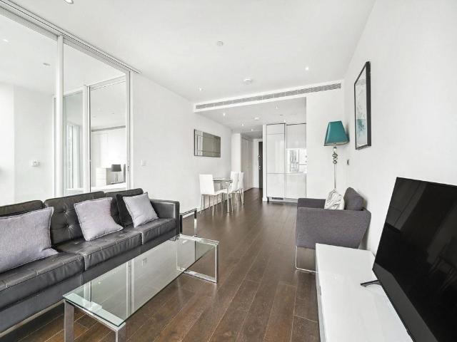 Flat for sale in Vauxhall, Greater London