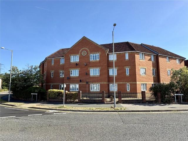 Flat for sale in South Ockendon, Essex