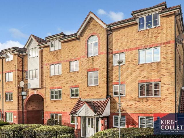 Flat for sale in Broxbourne, Hertfordshire