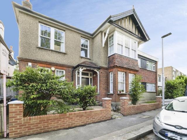 Flat for sale in Woodford, Greater London