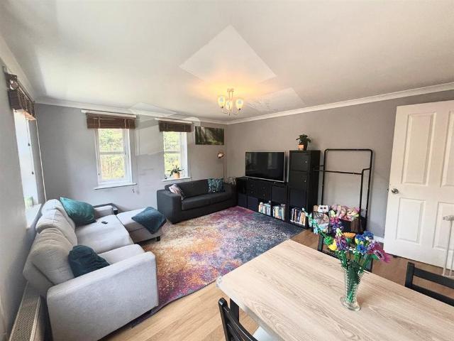 Flat for sale in Little Heath, Greater London