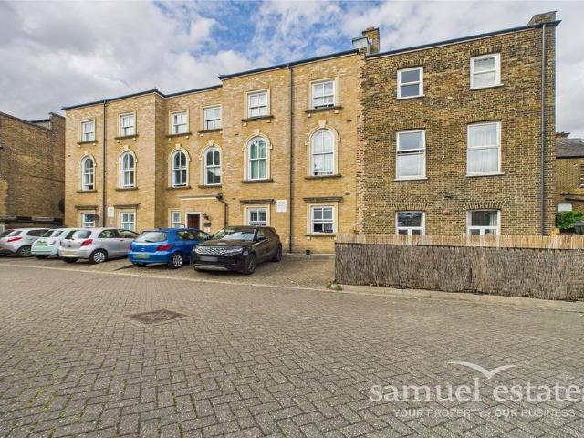 Flat for sale in London Borough of Lewisham, Forest Hill