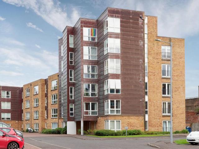 Flat for sale in Calton, Scotland