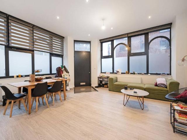 Flat for sale in Shacklewell, Greater London