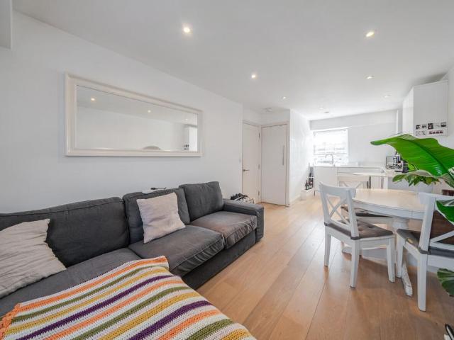 Flat for sale in London Borough of Lambeth, Greater London
