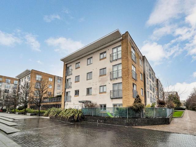 Flat for sale in London Borough of Ealing, Greater London