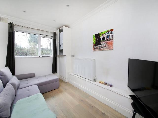 Flat for sale in Clapham Junction, Greater London