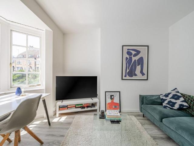 Flat for sale in Clapham, Greater London