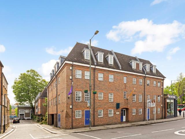 Flat for sale in Hampton Wick, Greater London