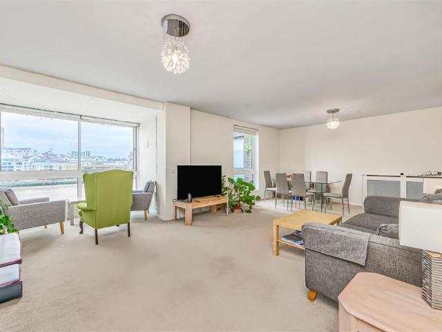 Flat for sale in Battersea, Greater London
