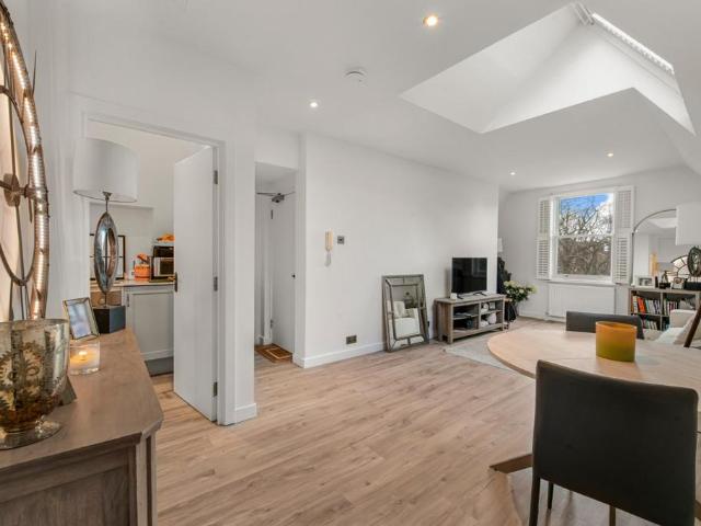 Flat for sale in Mortlake, Greater London