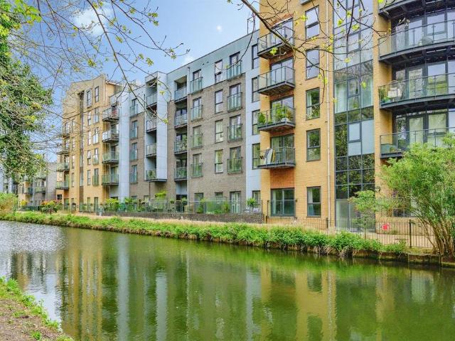 Flat for sale in Pouchen End, Hertfordshire