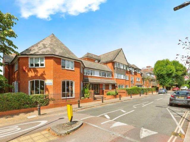 Flat for sale in London Borough of Ealing, Park Royal