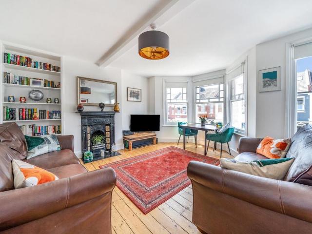Flat for sale in Hornsey, Greater London
