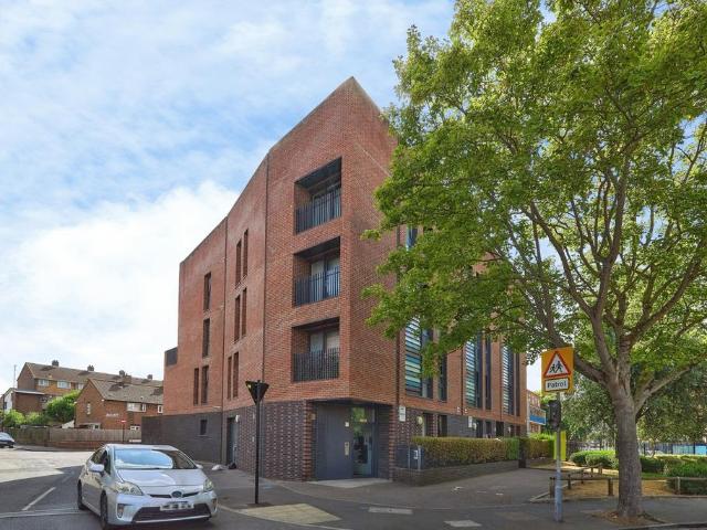 Flat for sale in Canning Town, Greater London
