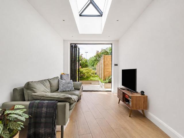 Flat for sale in Earlsfield, Greater London