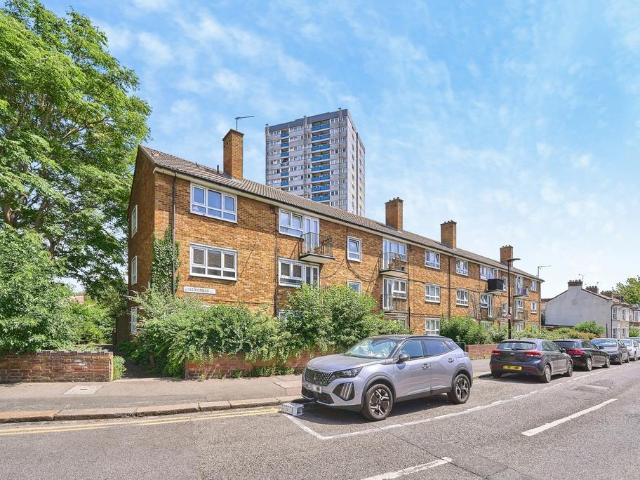 Flat for sale in Stratford Marsh, Greater London