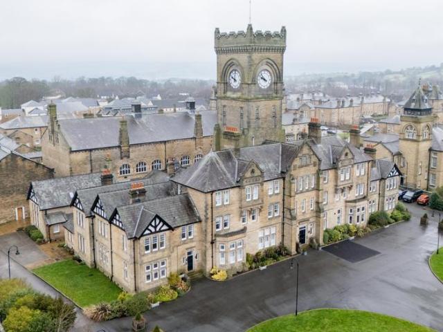 Flat for sale in Tranmere Park, West Yorkshire