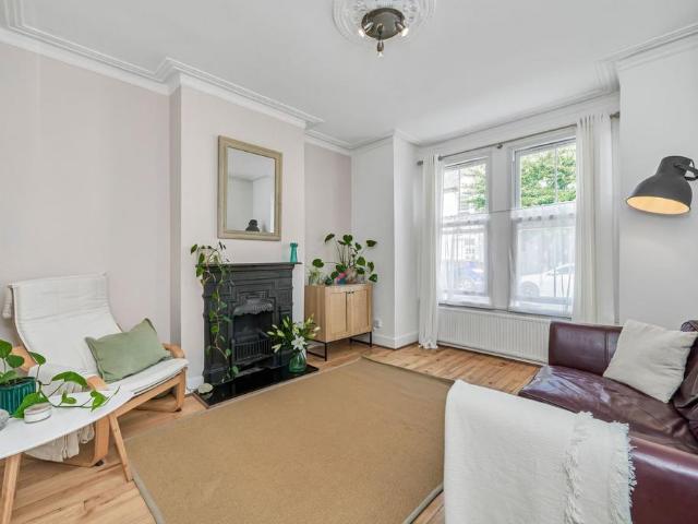 Flat for sale in London Borough of Wandsworth, Greater London