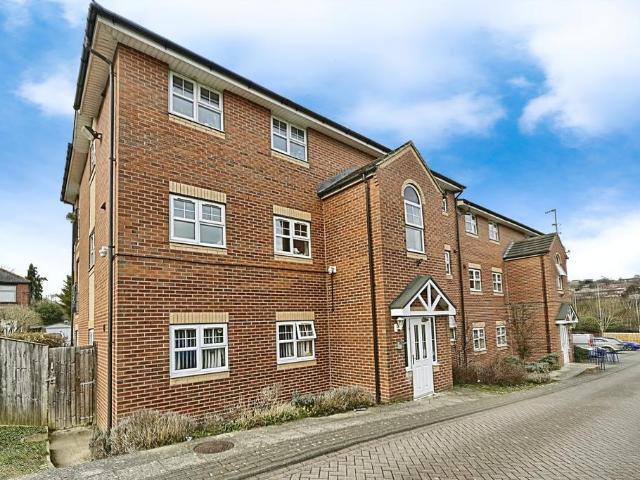 Flat for sale in Farnley, West Yorkshire