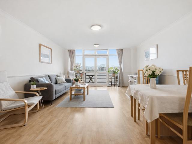 Flat for sale in Isle Of Dogs, Isle Of Man
