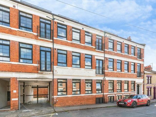 Flat for sale in Phippsville, Northampton