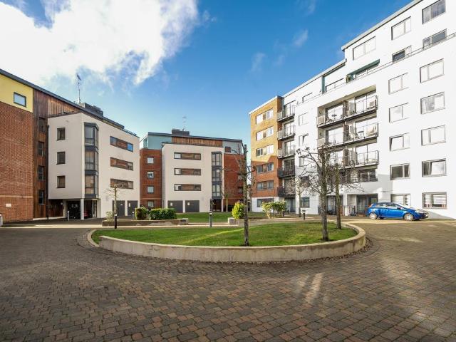 Flat for sale in Heol-las, Surrey