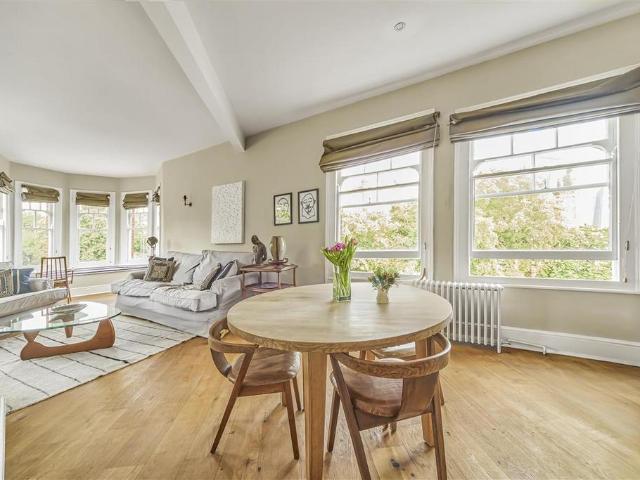 Flat for sale in Battersea, Greater London