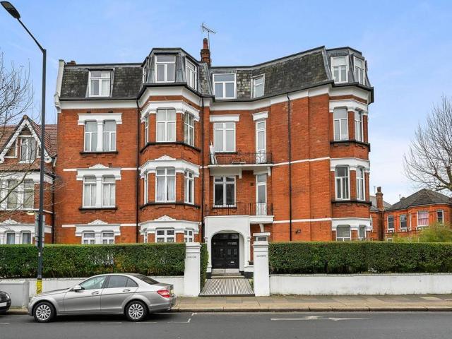 Flat for sale in Cricklewood, Greater London