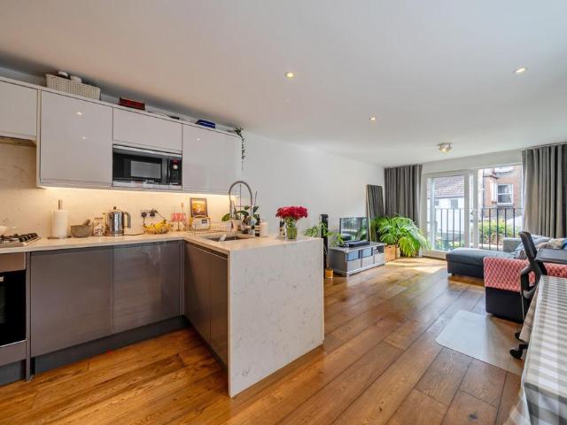 Flat for sale in Summerstown, Greater London