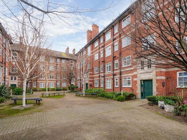 Flat for sale in Vauxhall, Greater London