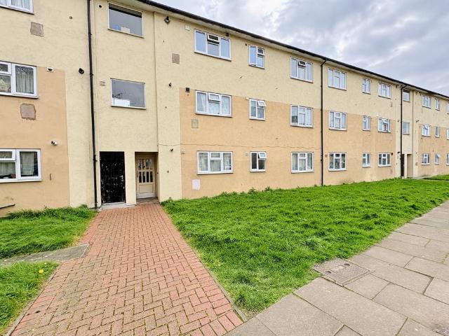 Flat for sale in London Borough of Ealing, Greenford