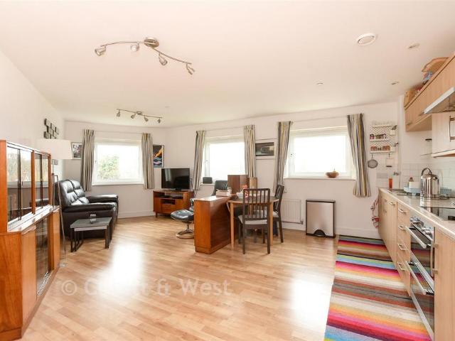 Flat for sale in Red Hill, Surrey