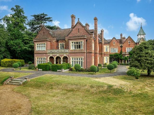 Flat for sale in Batchworth, Hertfordshire