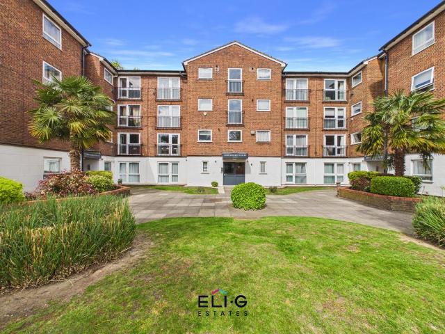 Flat for sale in Hendon, Greater London