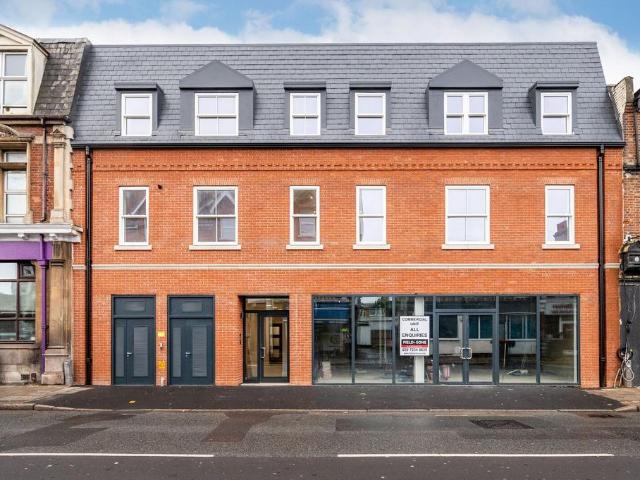 Flat for sale in London Borough of Merton, South Wimbledon