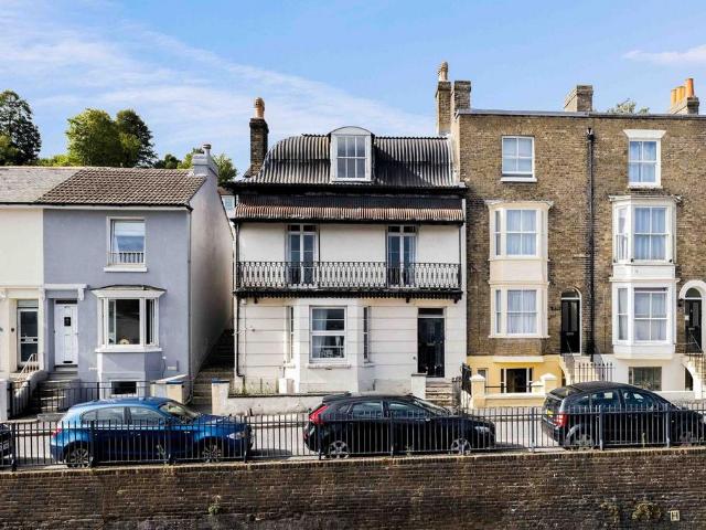 Flat for sale in Tower Hamlets, Ash