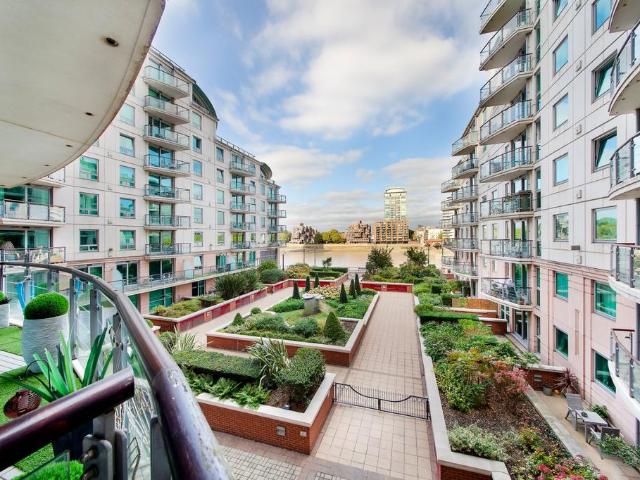 Flat for sale in Vauxhall, Greater London
