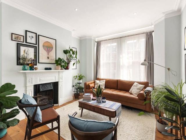 Flat for sale in Battersea, Greater London