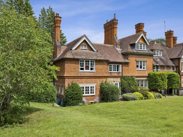 Flat for sale in Shiplake, Berrick Salome