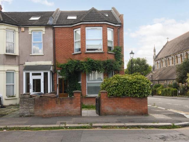 Flat for sale in London Borough of Waltham Forest, Greater London