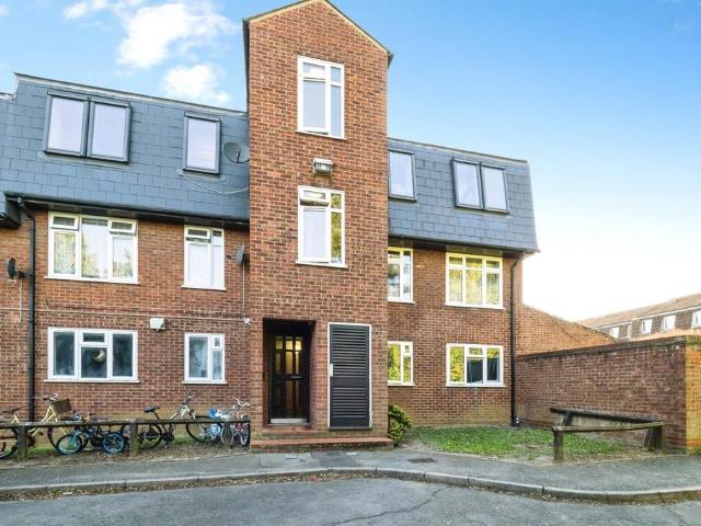 Flat for sale in Grange Hill, Epping Forest
