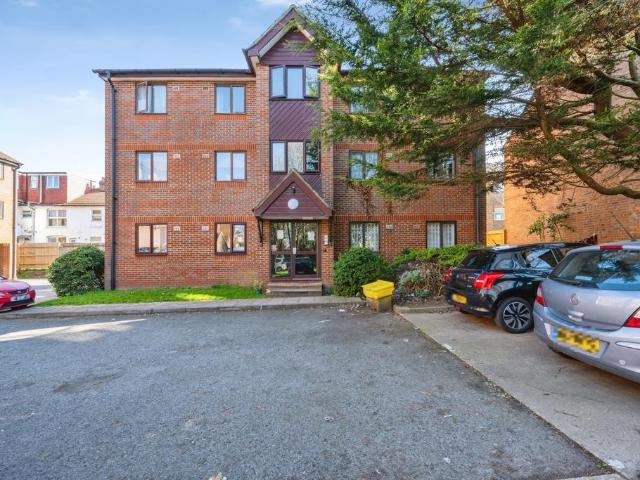 Flat for sale in Spring Park, Luton