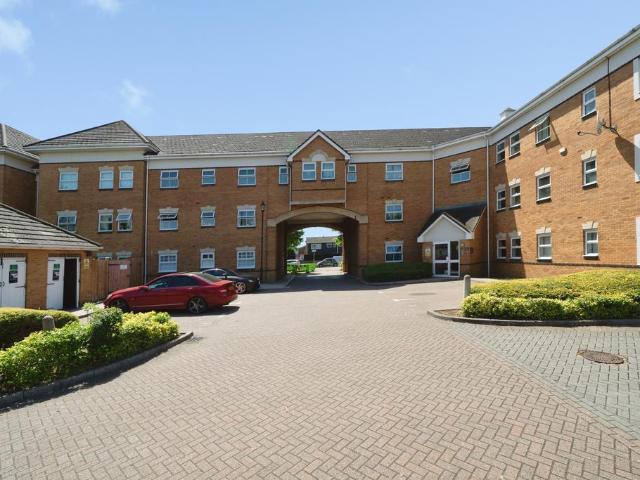 Flat for sale in Sunbury, Surrey