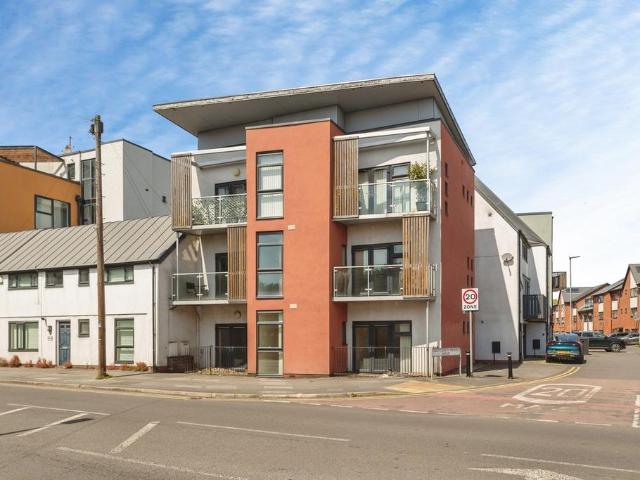 Flat for sale in Droylsden, Tameside
