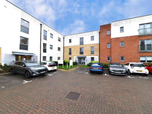Flat for sale in Pin Green Industrial Area, Shephall