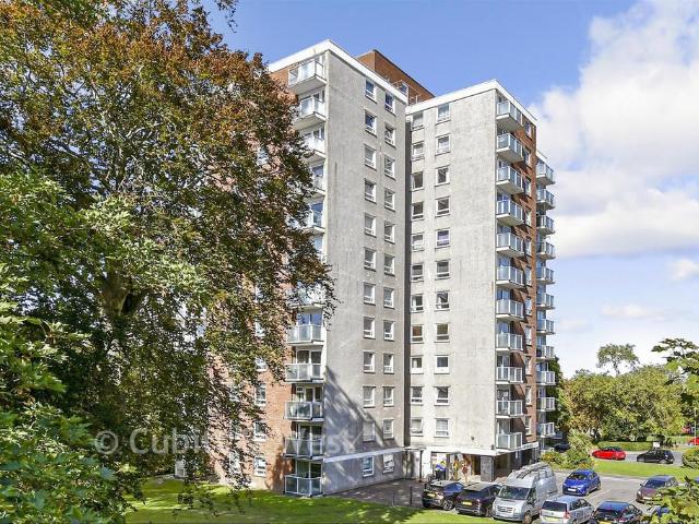 Flat for sale in Carshalton Beeches, Greater London