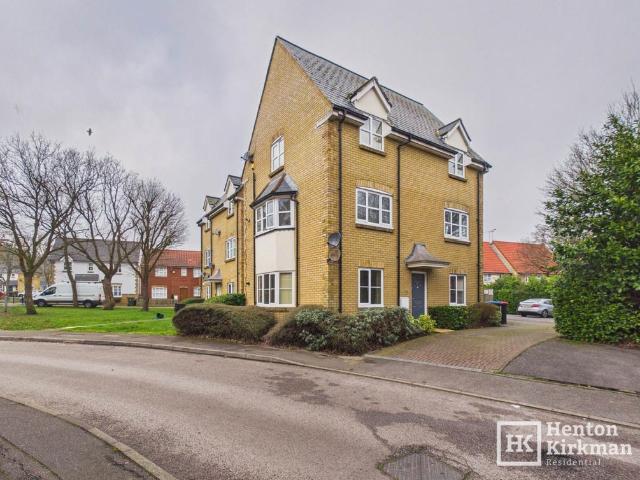 Flat for sale in Noak Bridge, Essex